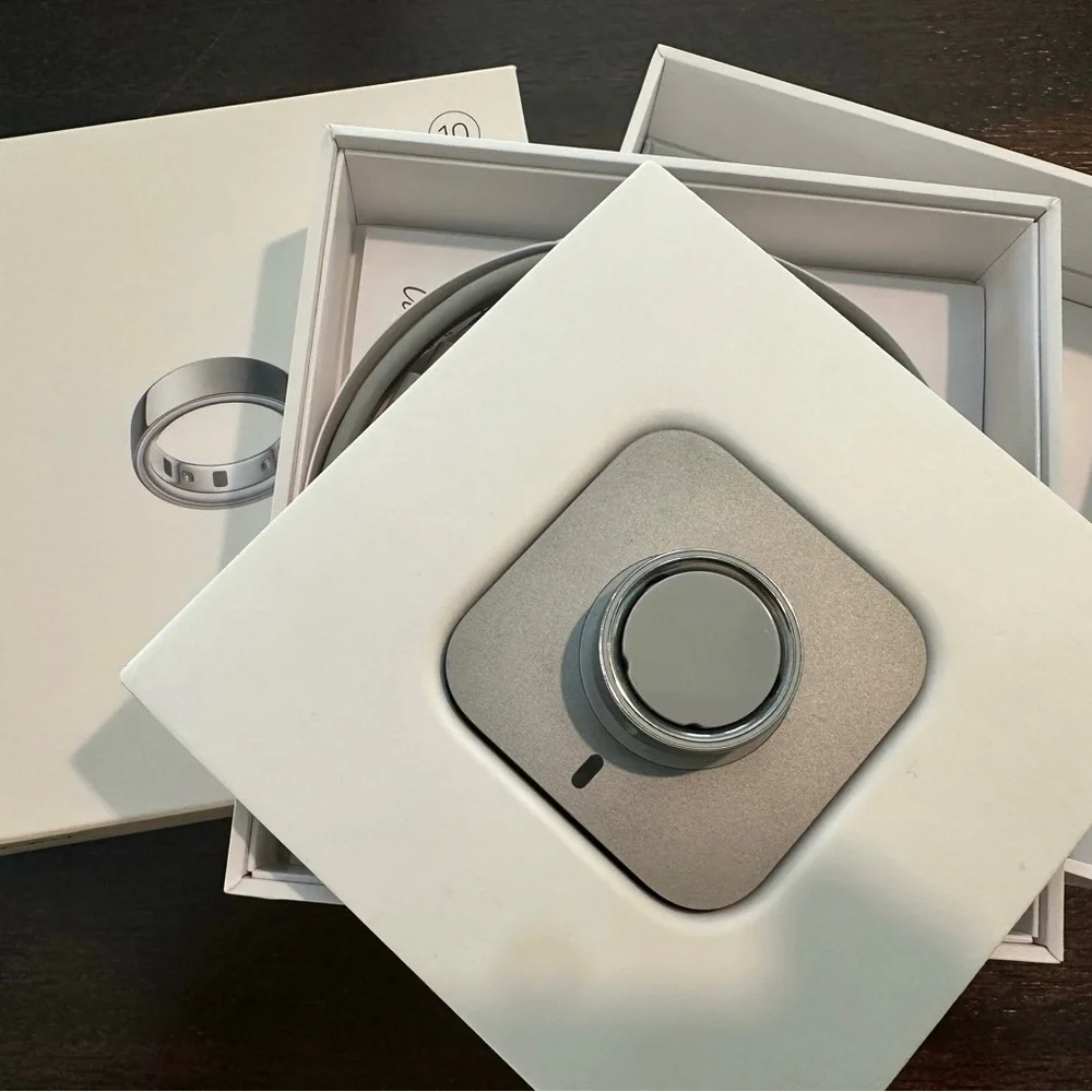 Oura Ring4 in Silver. 1 month old, Latest Edition